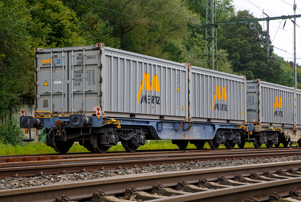 4-achsiger Drehgestell-Containertragwagen der Gattung Sgmmnss, 33 88 4594 362-4 B-MERTZ, der Fa. Heinrich Mertz Kies- u. Sandwerke, beladen mit zwei 20´ Containern für Kies und Sand, am 09.09.2017 bei einer Zugdurchfahrt in Horb. Eingestellt ist der Wagen in Belgien.

TECHNISCHE DATEN des Wagons: 
Spurweite: 1.435 mm
Anzahl der Achsen: 4 in zwei Drehgestellen
Länge über Puffer: 13.860 mm
Achsabstand im Drehgestell: 1.800 mm
Ladelänge: 12.500 mm
Höchstgeschwindigkeit: 120 km/h (bei max. 62,6 t Zuladung)
Maximales Ladegewicht: 72,6 t (ab Streckenklasse D3, jedoch dann Vmax 100 km/h)
Eigengewicht: 16.750 kg
Kleinster bef. Gleisbogenradius: 75 m