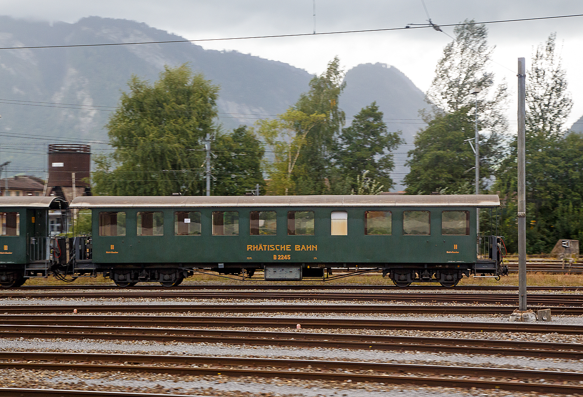 4-achsiger Nostalgie-Plattformwagen RhB B 2245, ex RhB C 2245, ex ChA 51, abgestellt am 12.09.2017 beim Bahnhof Landquart. Aufgenommen aus einem Zug heraus.

Die drei Drehgestell-Plattformwagen B 2245-2247 sind heute Bestandteil vieler RhB-Nostalgiezge, ob hinter Dampfloks oder einer der Stangenelloks. Die ab 1956 als B 2245-2249 bezeichneten Vierachser wurden 1928 fr die Arosalinie von der damaligen Chur-Arosa-Bahn AG (ChA) beschafft. und waren daher bis zur Aufarbeitung 1990 zum Nostalgiewagen mit einer Dachrutenkupplung bestckt. 

TECHNISCHE DATEN:
Baujahre: 1928
Hersteller:  SIG
Spurweite: 1.000 mm
Anzahl der Achsen: 4
Lnge ber Puffer: 16.550 mm
Sitzpltze: 72 (2.Klasse)
Eigengewicht: 17,0 t
zulssige Geschwindigkeit: 70 km/h
Lauffhig: StN (Stammnetz) / MGB (Matterhorn Gotthard Bahn)
