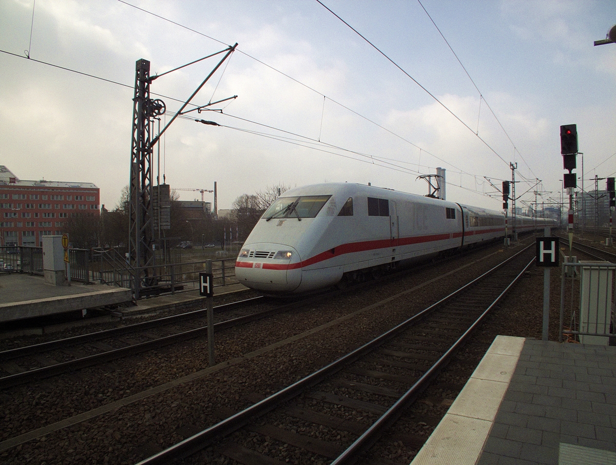 401 013 fährt am 6.3.14 in Berlin Ostbahnhof ein.