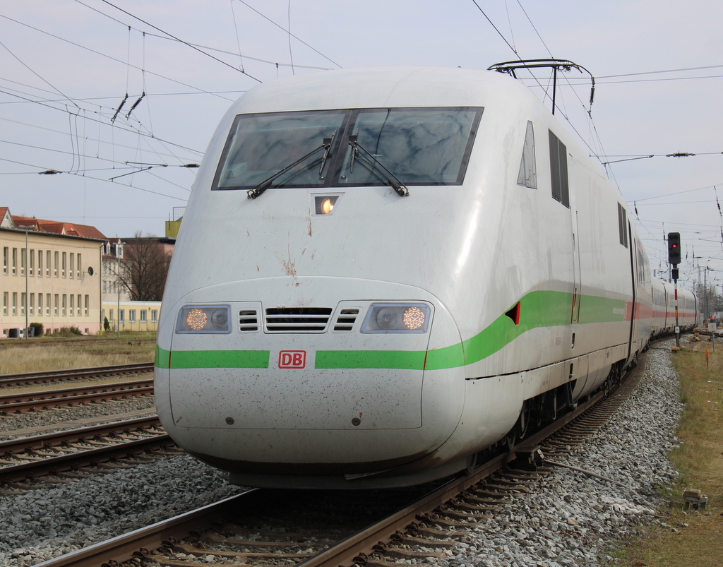 401 055-9 als ICE737(Stralsund-Köln)bei der Einfahrt im Rostocker Hbf.17.04.2021