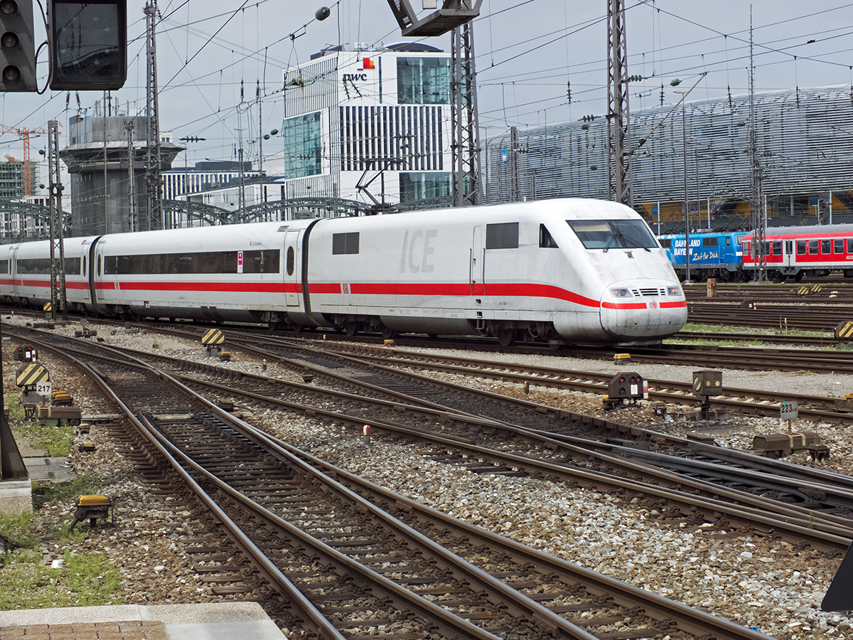 401 068 fährt am 07.08.14 in den Münchner Hauptbahnhof ein. Im Hintergrund ist 111 017 zu sehen, die Werbung für das Bahnland Bayern macht.