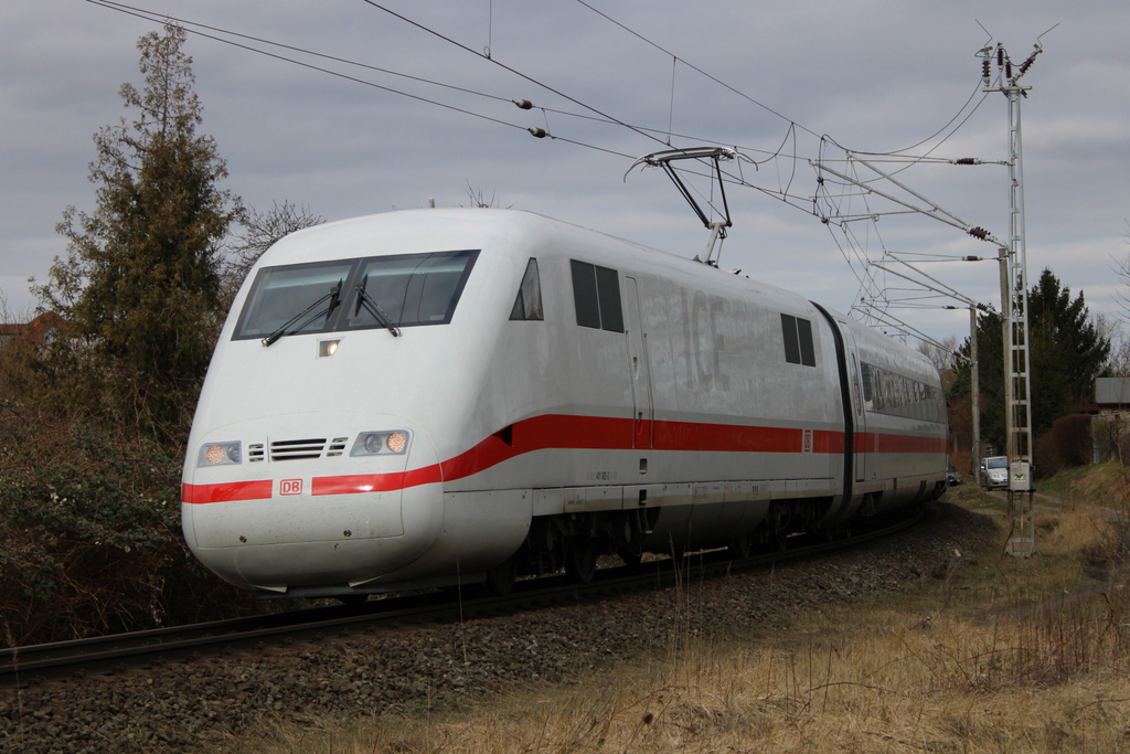 401 082-3 als ICE 758(Binz-Köln)bei der Durchfahrt in der Güterumfahrung in Höhe Rostock Hbf.05.03.2022