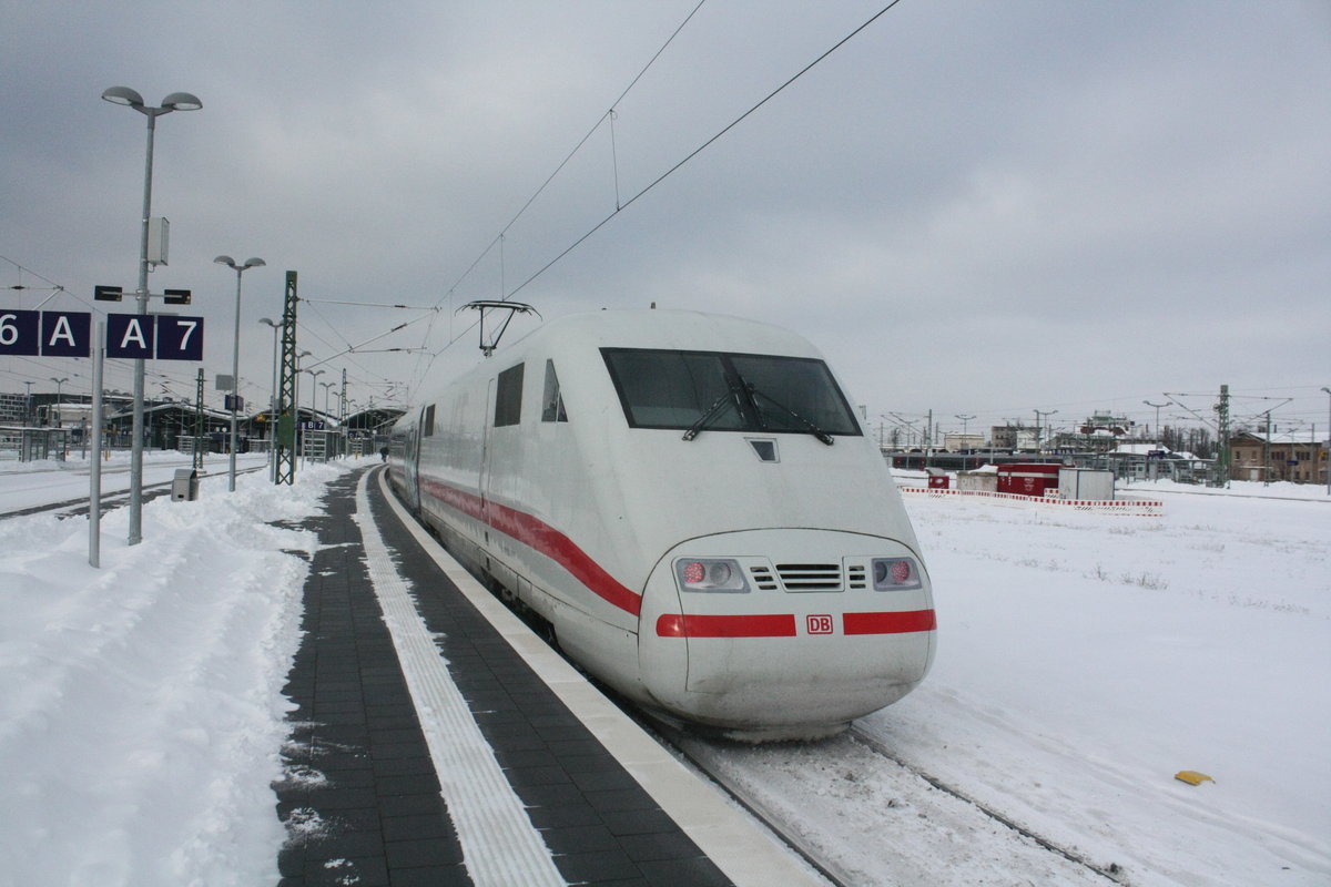 401 082 im Bahnhof Halle/Saale Hbf am 10.2.21