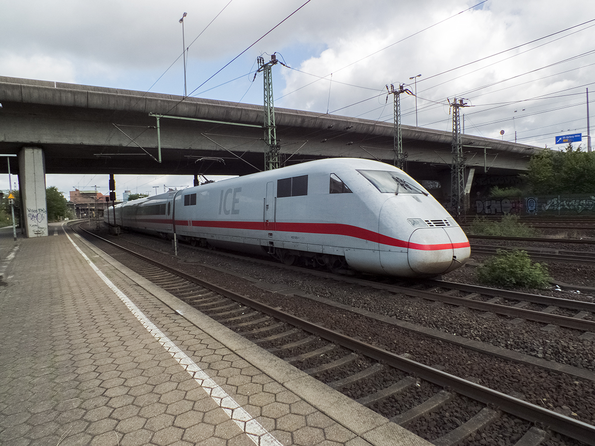 402 025 verlässt hier am 11.08.14 als ICE 587 nach München den Bahnhof Hamburg-Harburg. Im Inneren dürfte es recht kuschelig zugegangen sein. Zwischen Hamburg und Hannover (und darüber hinaus) sind selbst ICE1 und ICE2-Doppeltraktionen gerne mal uberbelegt.