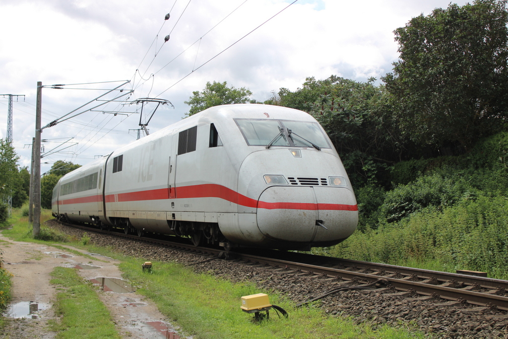 402 026-9 in der Güterumgehung unweit vom Rostocker Hbf.05.08.2023