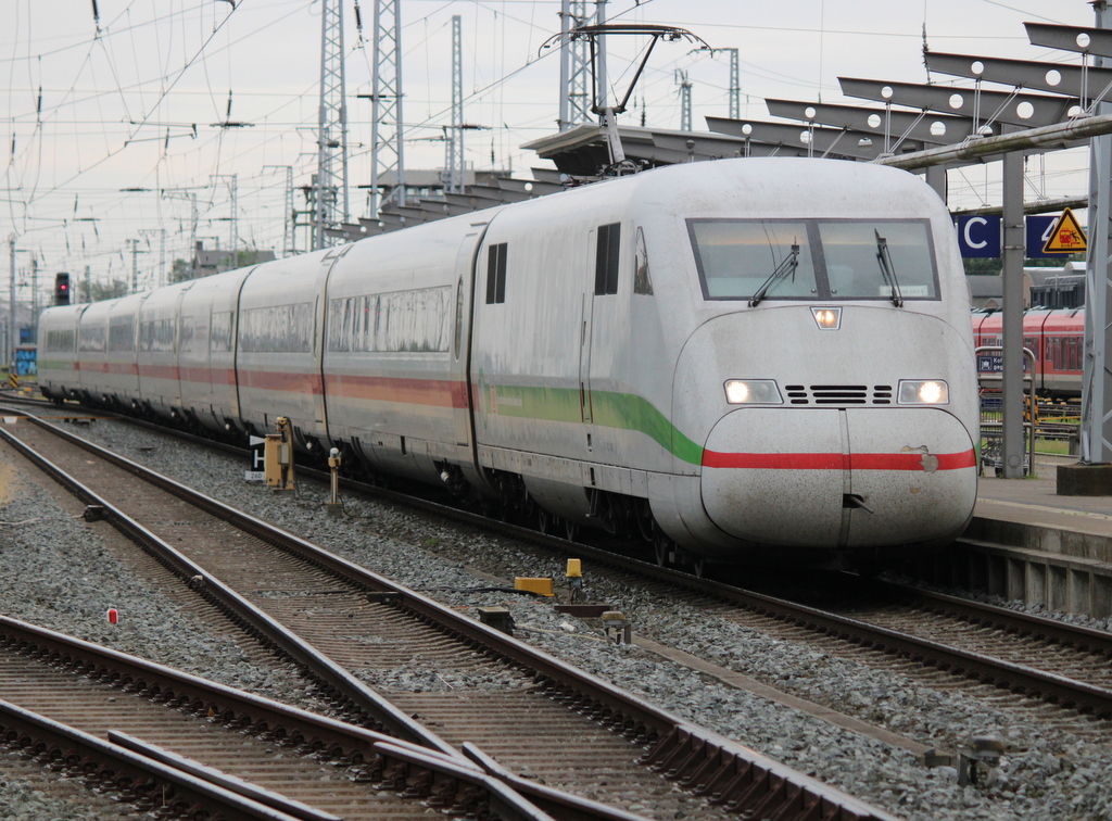 402 042-6 als ICE1049(Köln-Binz)bei der Einfahrt am Morgen des 04.07.2020 im Rostocker Hbf.