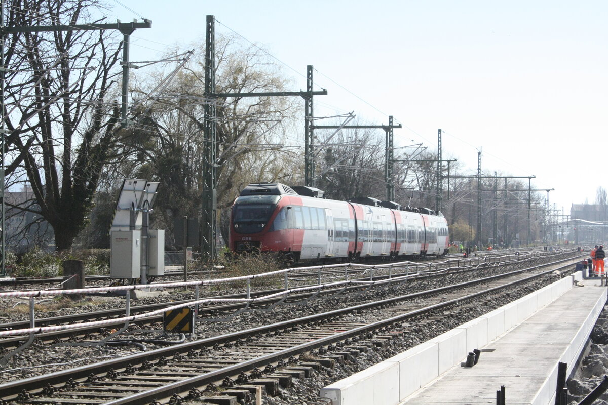 4024 017 von Lindau Insel (ehemals Lindau Hbf) kommend mit ziel Schruns bei der durchfahrt am Bahnbergang Aeschacher Ufer am 24.3.21