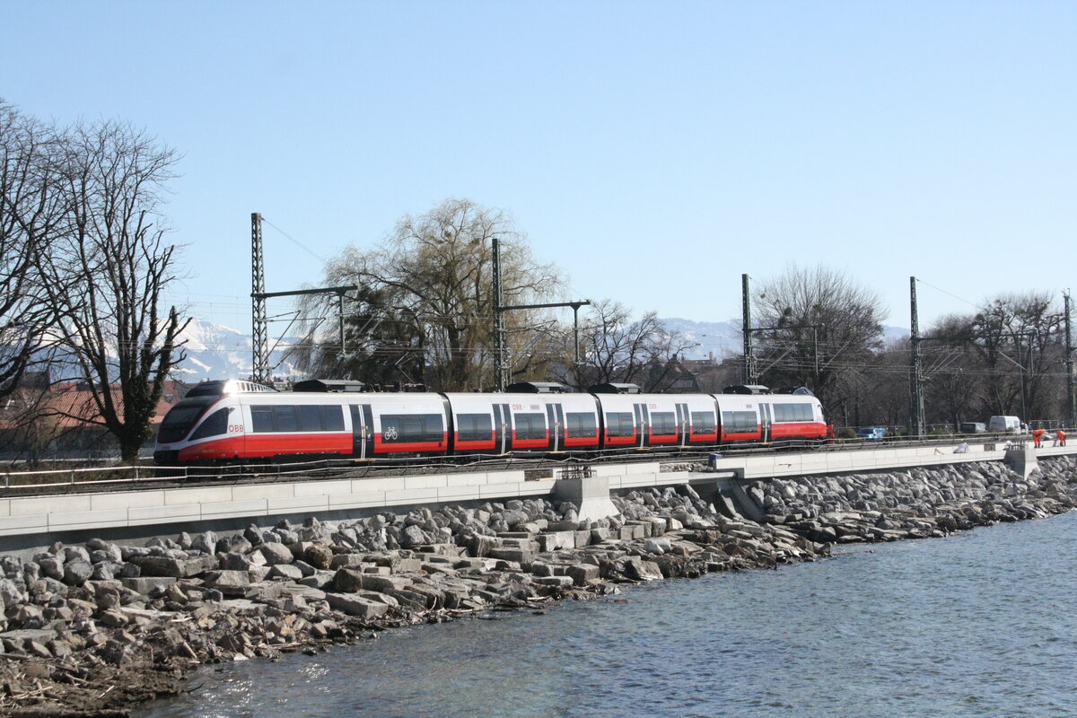 4024 XXX mit ziel Lindau Insel (ehemals Lindau Hbf) kurz hinter dem Bahnbergang Aeschacher Ufer am 24.3.21