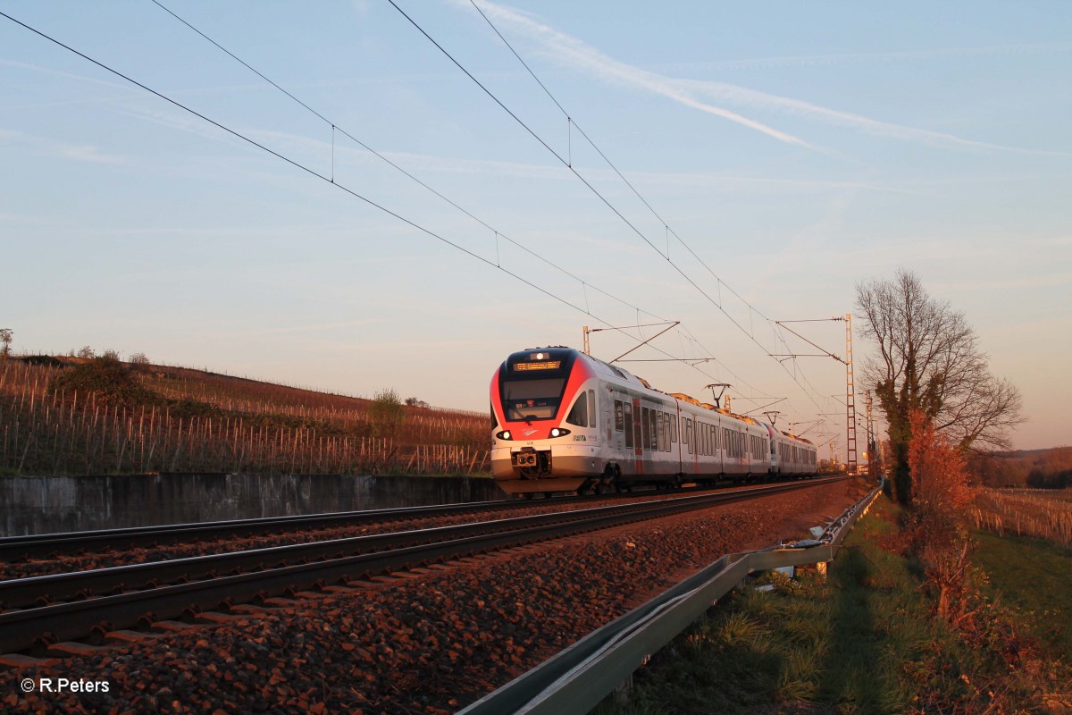 406 fährt als SE25078 Frankfurt/Main - Koblenz zwischen Hattenheim und Erbach dem Sonnenuntergang entgegen. 20.03.14