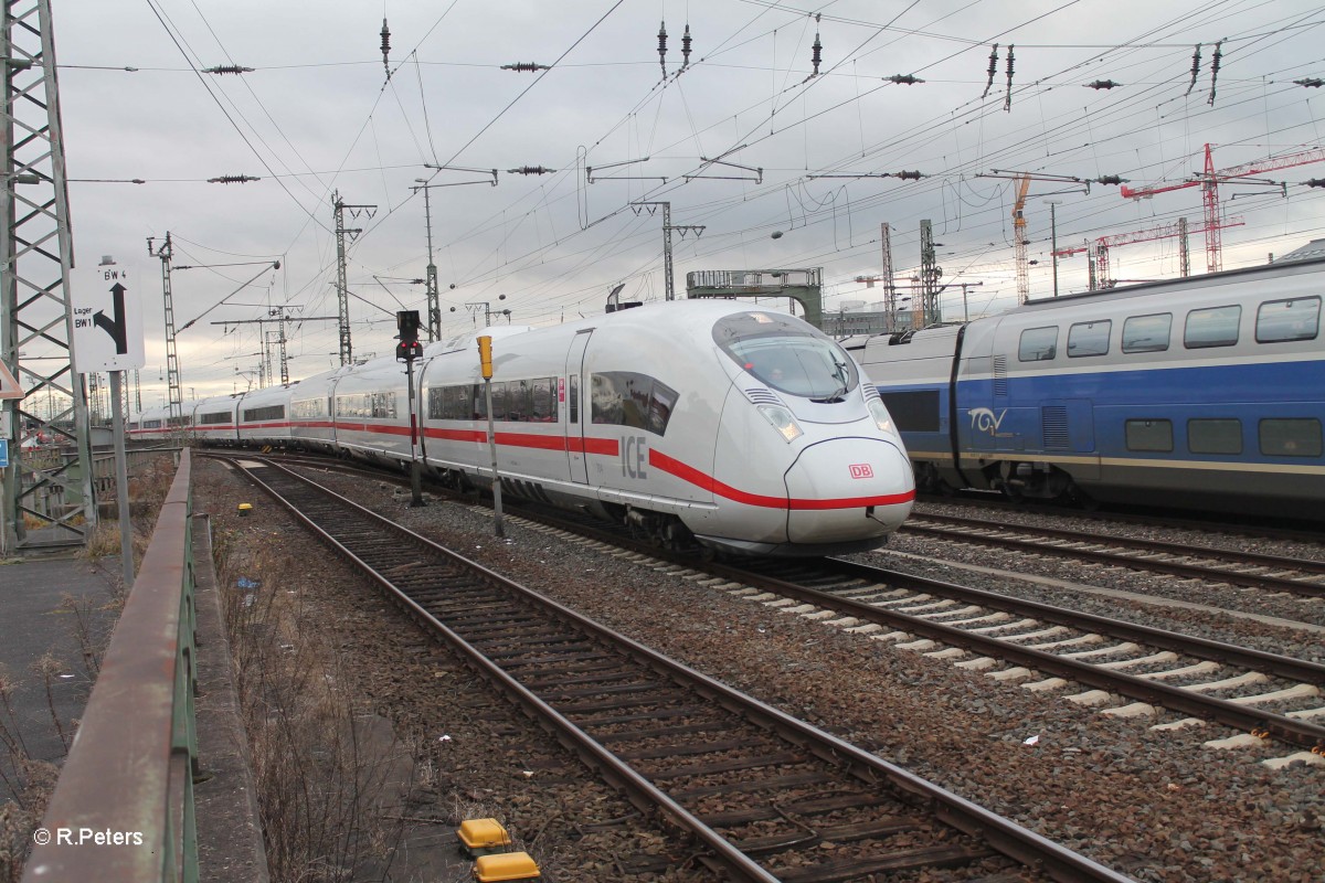 407 004 kommt aus der Abstellgruppe und rollt in Richtung Frankfurt/Main HBF. 23.12.14