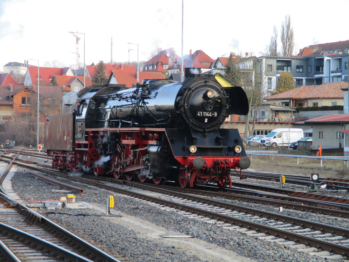 41 1144 setzte nach ihrer Ankunft,am 28.Februar 2023,für die Rückfahrt in Meiningen um.