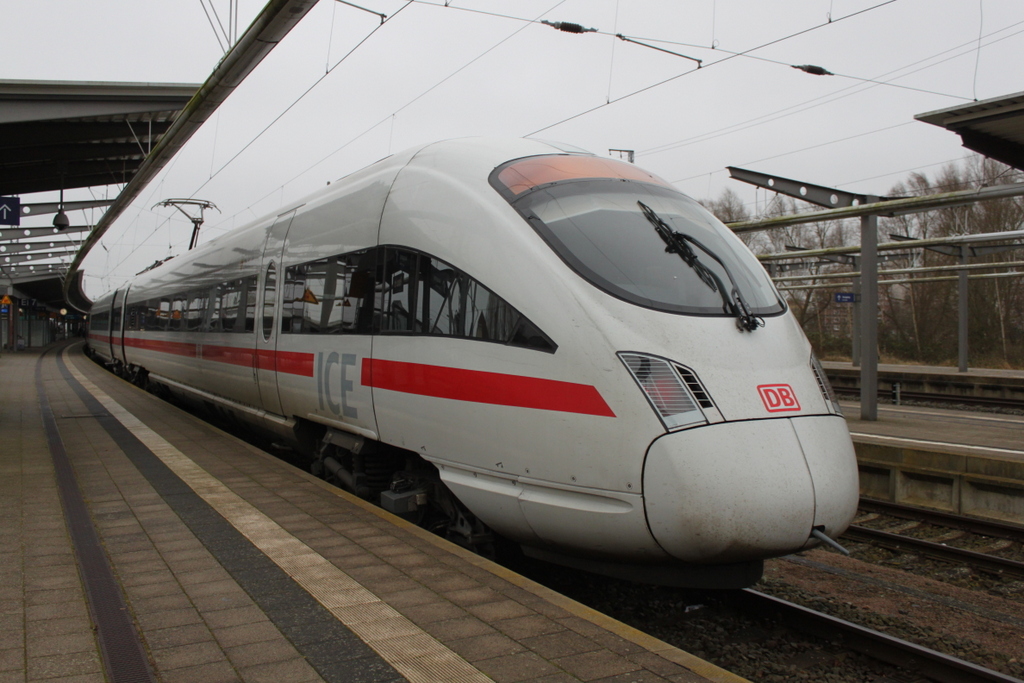 411 003-7  Paderborn  als ICE 1511 von Rostock Hbf nach München Hbf kurz vor der Ausfahrt im Rostocker Hbf.23.12.2017