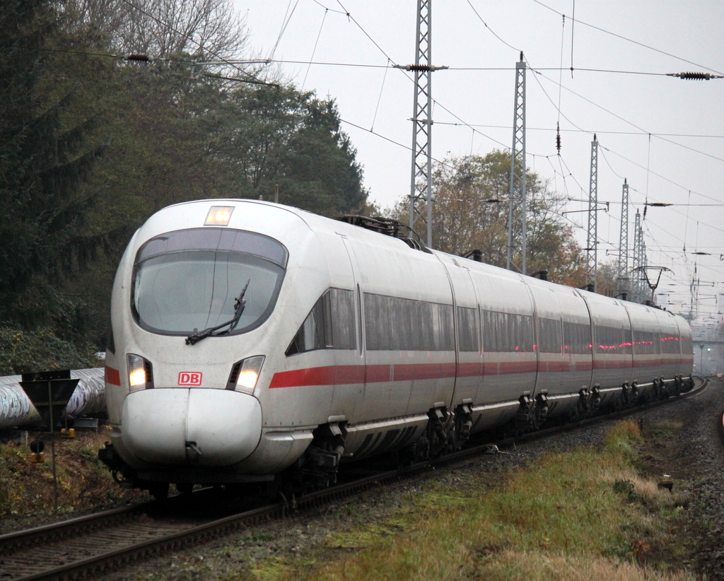 411 005-2 Dresden als ICE 1509(Warnemnde-Mnchen)bei der Durchfahrt um 08:24 Uhr im Haltepunkt Rostock-Bramow.22.11.2014