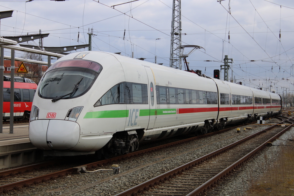 411 007-8 als  ICE 52985 (Rostock-Hamburg)bei der bereitstellung am 12.03.2021 im Rostocker Hbf.