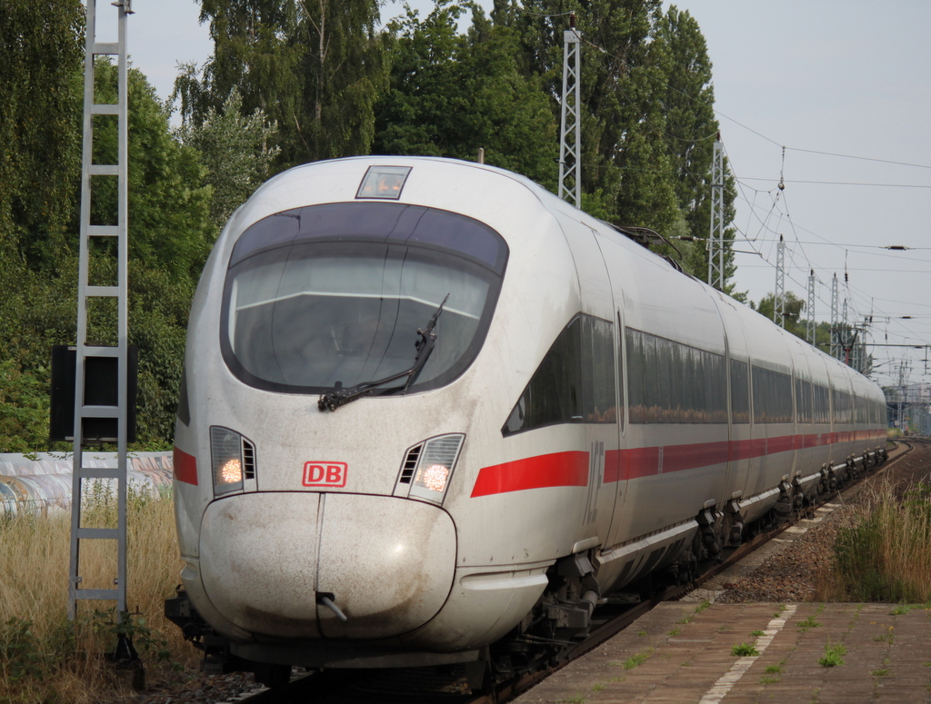 411 028-4 als ICE 1509 von Warnemnde nach Mnchen Hbf bei der Durchfart im Haltepunkt Rostock-Holbeinplatz.05.07.2014