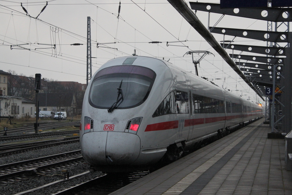 411 032-6“Wittenberge“ als ICE 1725(WR-MH)bei der Ausfahrt im Rostocker Hbf bei strömenden Regen.06.01.2017