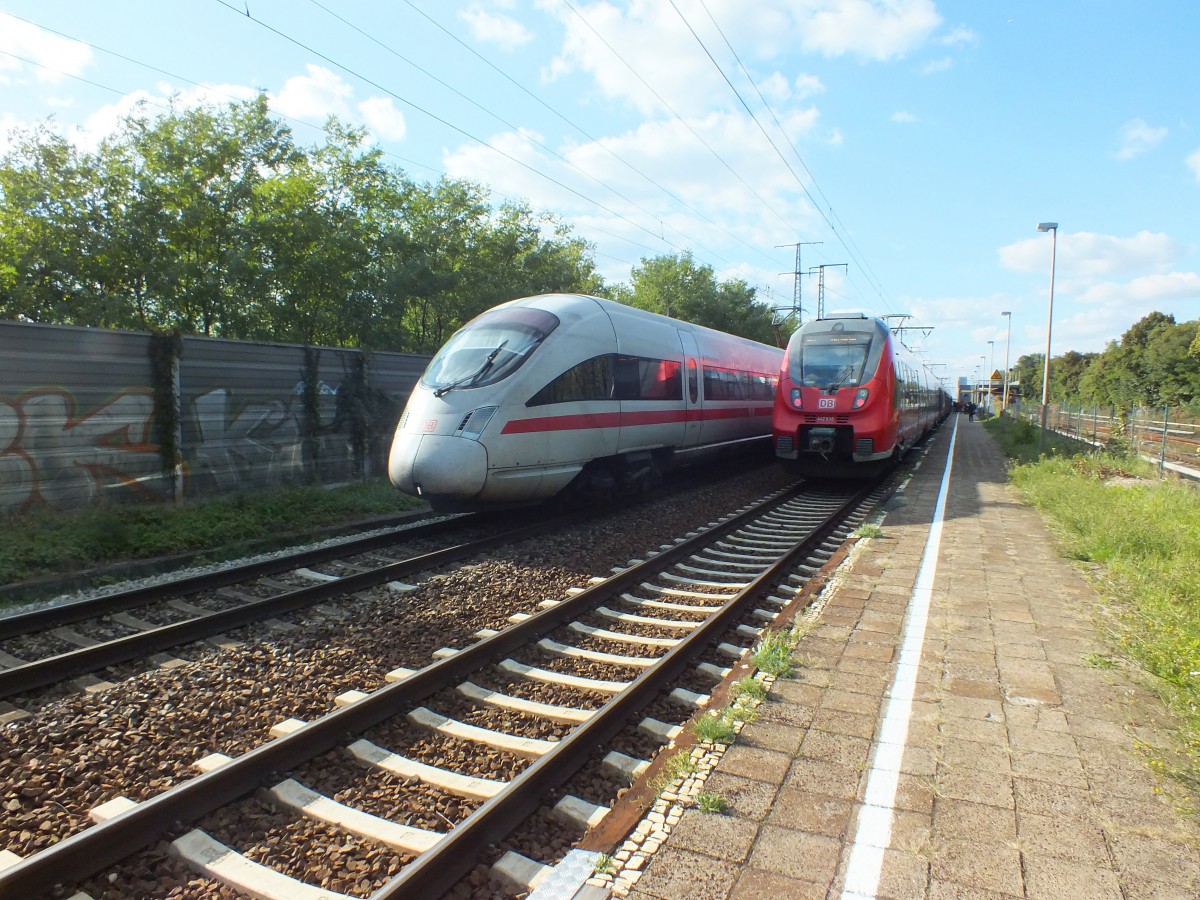 411 032 durchfhrt am 2.10.13 Berlin-Karlshorst. Rechts im Bild 442 138. In unmittelbarer Nhe zum Bahnhof liegt das ICE-Betriebswerk Rummelsburg. Zge von dort in den unteren Bahnhof von Berlin HBF mssen hier durch.