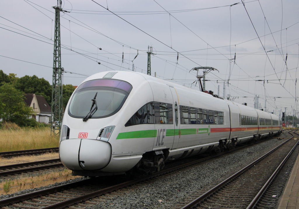 411 055-7  Oschatz  als ICE 1676(Hannover-Stralsund)bei der Ausfahrt im Rostocker Hbf.01.07.2023