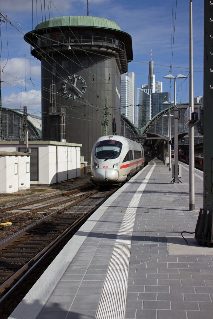 411 065 verlässt als ICE 28 nach Wien Flughafen den Frankfurter Hauptbahnhof unter dem markanten Stellwerk.