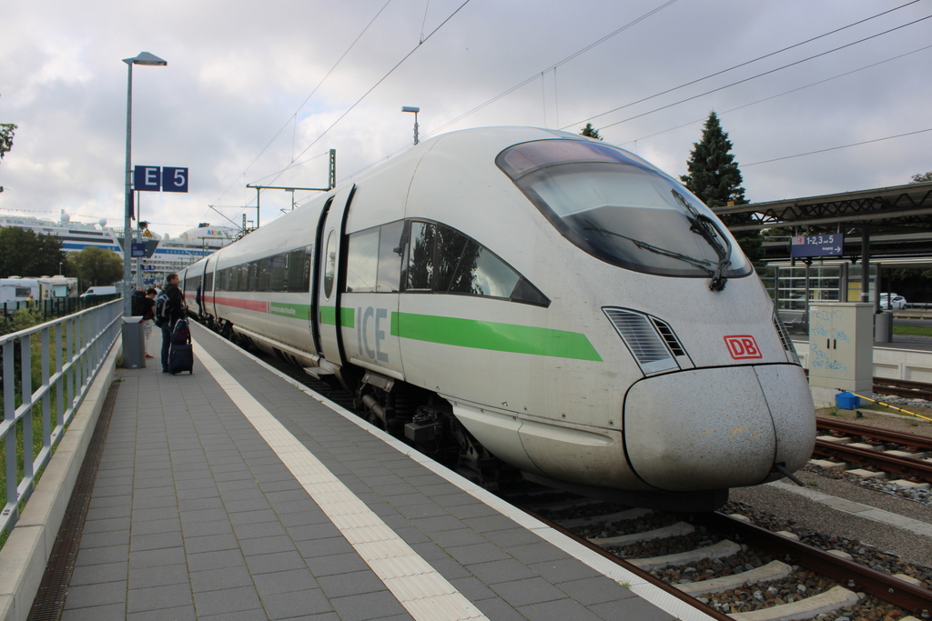 411 080 stand am 02.09.2023 als ICE 1630 von Warnemünde nach Berlin-Südkreuz in Warnemünde bereit,im Hintergrund steht die AidaDiva.