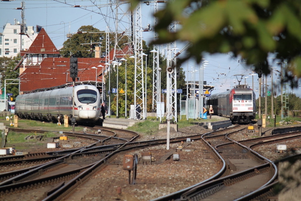 411 509-2 und Hertha BSC-Lok 101 144-4 haben sich am 28.09.2013 in Warnemnde getroffen.