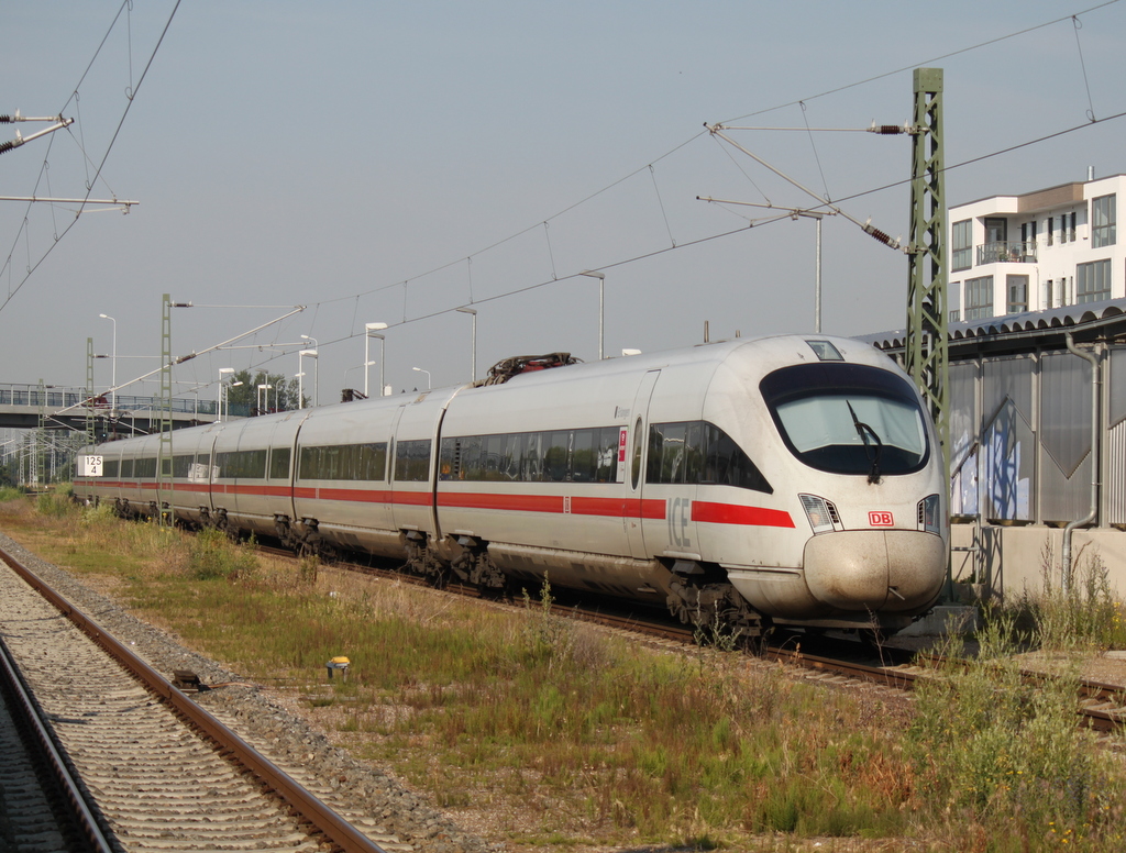 411 517-6  Erlangen  als ICE 1509 von Warnemnde nach Mnchen Hbf bei der Durchfahrt in Warnemnde Werft.04.07.2015