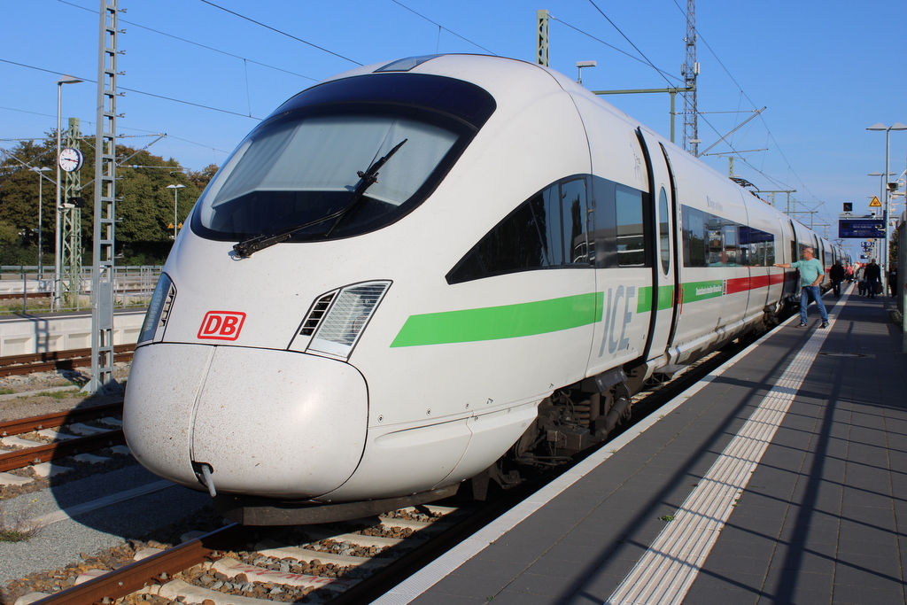 411 566-3 als ICE 1630 von Warnemünde nach Berlin-Südkreuz kurz vor der Ausfahrt in Warnemünde.16.09.2023