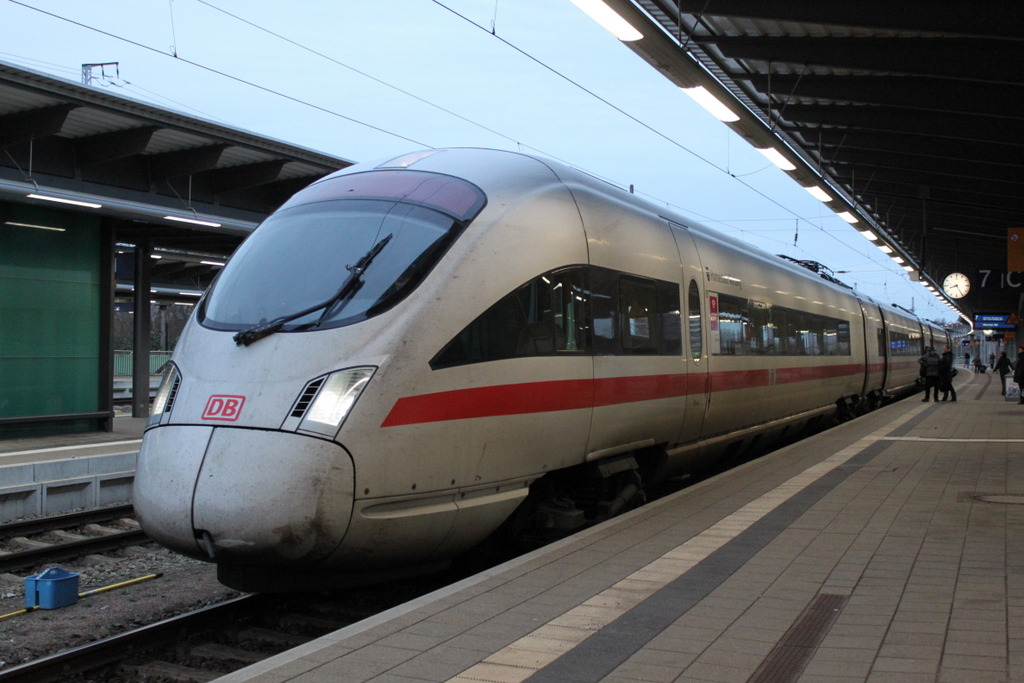 411 574-7  Hansestadt Warburg als ICE 1509 von Rostock Hbf nach Mnchen Hbf stand am Morgen des 05.12.2015 im Rostocker Hbf zu Abfahrt bereit ab dem 13.12.2015 gibt´s die Verbindung nur noch als IC.