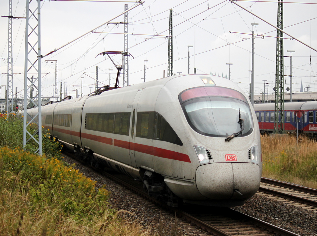 411 592-9 als ICE 1705 von Warnemnde nach Mnchen Hbf bei der Ausfahrt im Rostocker Hbf.31.08.2013