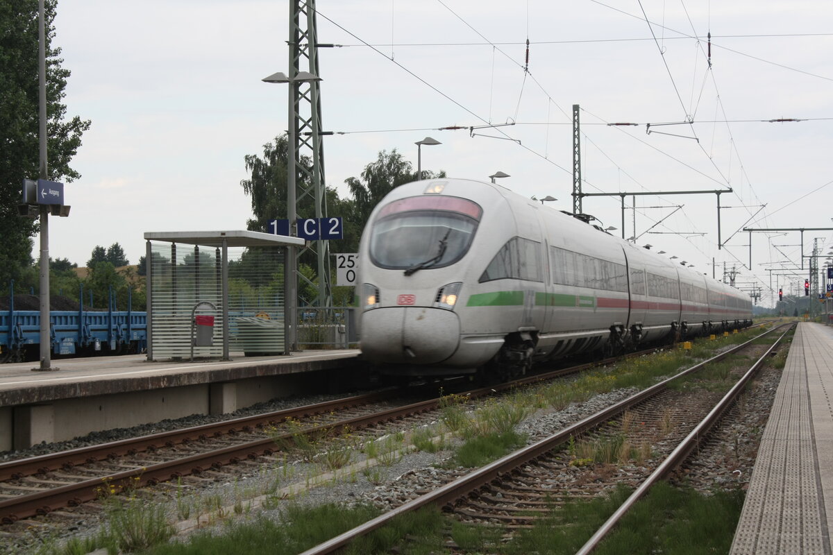 411 XXX bei der Durchfahrt im Bahnhof Bergen auf Rgen am 27.7.21