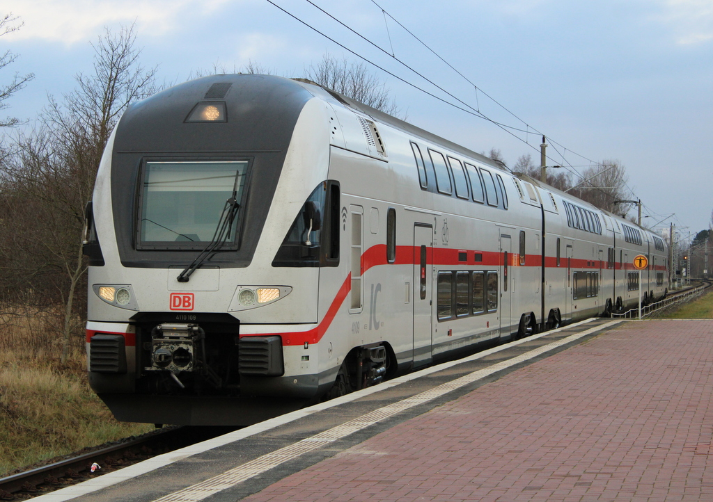 4110 109-4 als IC 2177(Warnemünde-Dresden)bei der Durchfahrt in Rostock-Lichtenhagen.30.12.2020