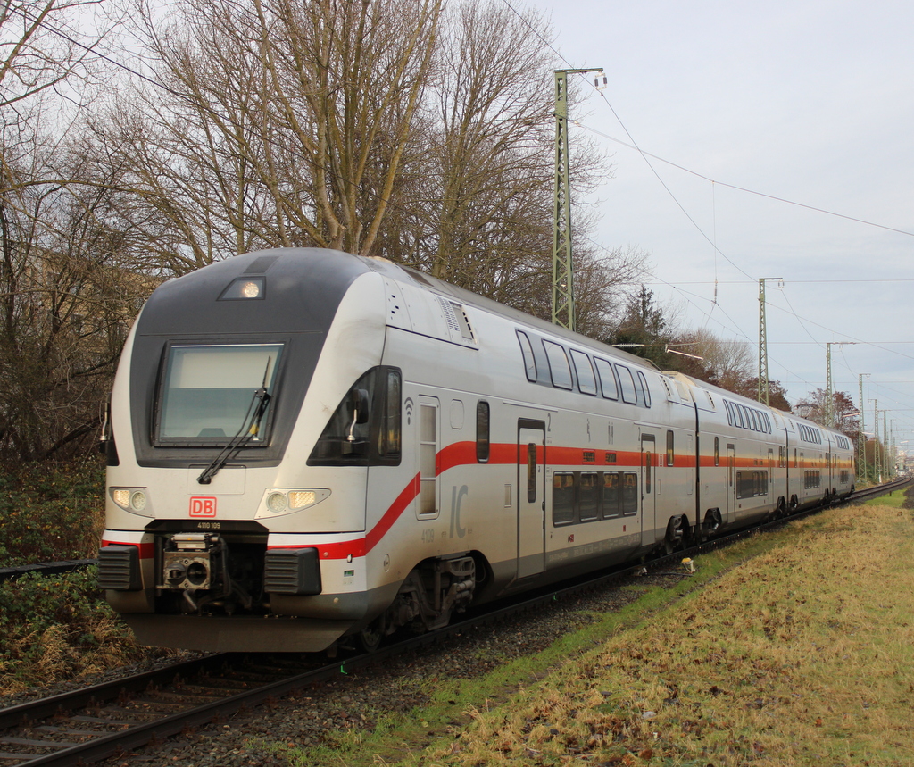 4110 109 als IC 2177(Warnemünde-Dresden)bei der Durchfahrt am 31.12.2023 in Rostock-Bramow.