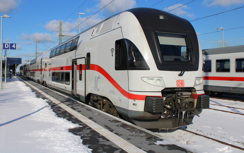 4110 110-2 als IC 2271(Warnemünde-Dresden)kurz vor der Ausfahrt in Warnemünde.12.02.2021