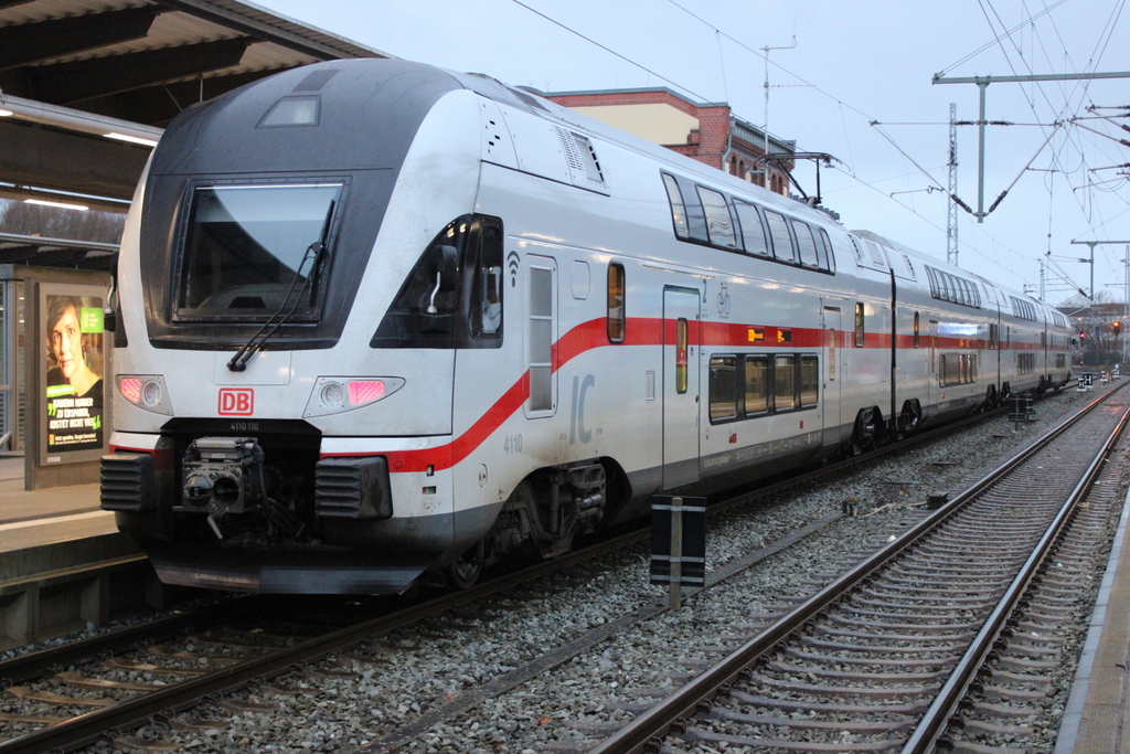 4110 110-2 mit IC 94(Wien-Warnemünde)kurz vor der Ausfahrt im Rostocker Hbf.09.01.2021