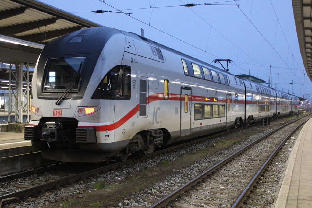 4110 111  Gu  als IC 2175(WWM-DH)kurz vor der Ausfahrt im Rostocker Hbf.07.01.2023