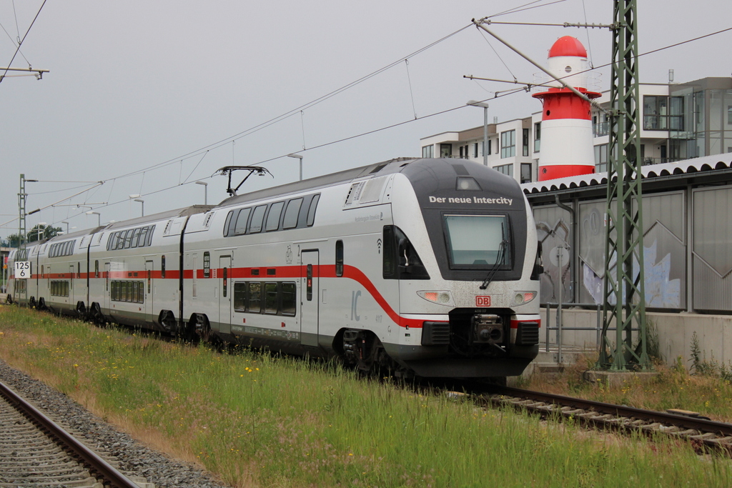 4110 117 als IC 2177(Warnemünde-Dresden)bei der Durchfahrt in Warnemünde-Werft.20.06.2021