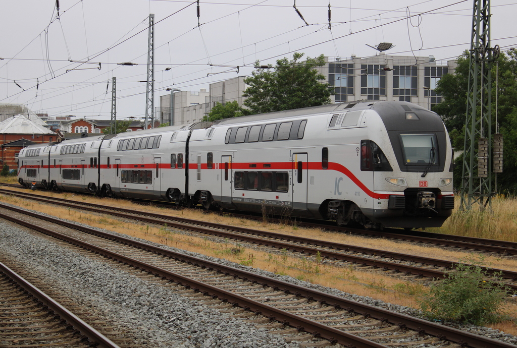 4110 610-1 als IC 2179(Rostock-Flughafen BER - Terminal 1-2)bei der Ausfahrt am 01.07.2023 im Rostocker Hbf.