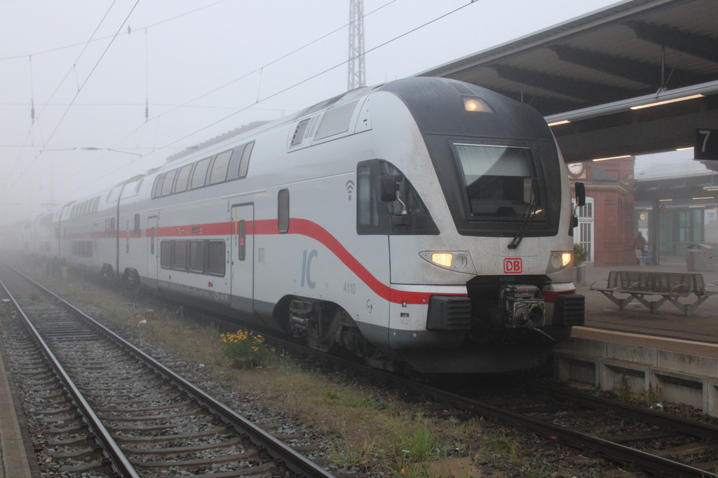 4110 610 mit IC 2175(Warnemünde-Dresden)stand am Morgen des 23.10.2022 bei Nebel im Rostocker Hbf.