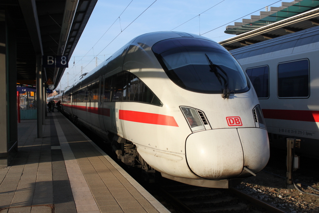 415 505 als ICE 2903(Rostock-Leipzig)kurz vor der Ausfahrt im Rostocker Hbf.16.12.2016