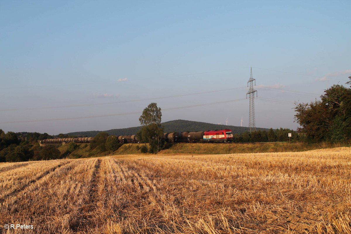 420 13 alias 223 034 zieht ein Kesselzug aus Cheb nach Ingolstadt über das Röslau Viadukt bei Seußen. 13.09.16