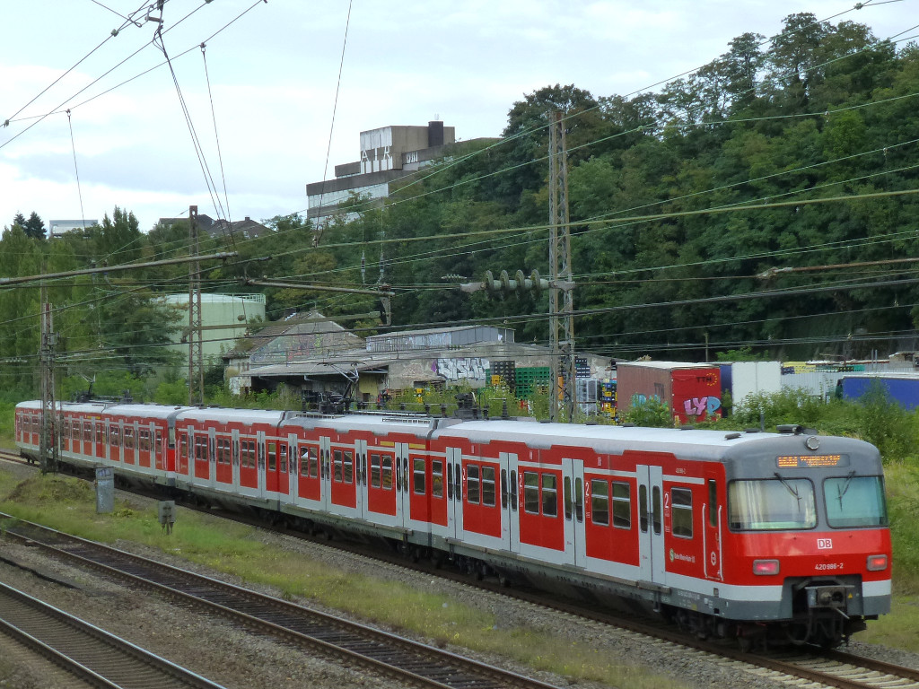 420er kommen noch als Leerfahrt ins Wuppertal, jeden Abend fahren zwei Doppelgarnituren zur Abstellung nach Langerfeld. Hier sind 620 422 (hinten, sichtbar) und 620 418 am 14.9.2015 in W-Barmen.