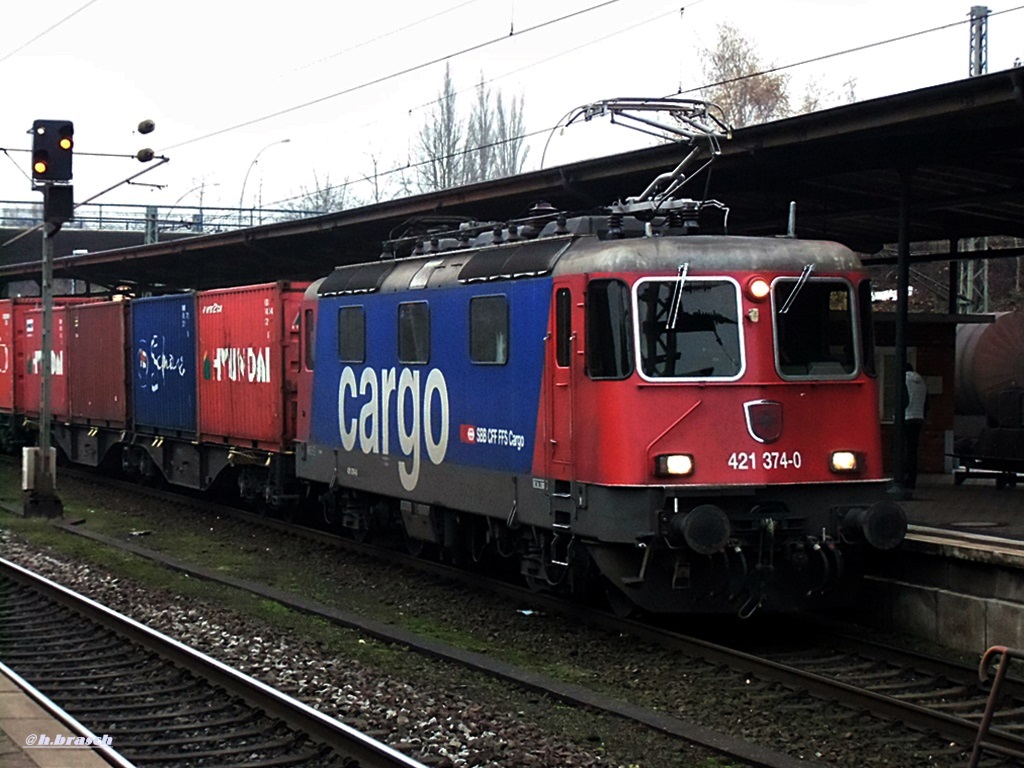 421 374-0 wartete mit einen kastenzug auf weiterfahrt im bf hh-harburg,13.12.14