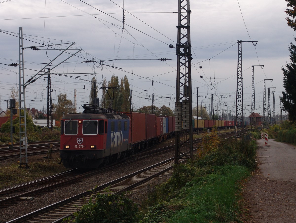 421 378-1 fährt am 25.10.2013 mit langer Containerschlange aus Halle Richtung Magdeburg raus.