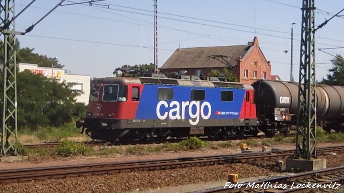 421 XXX mit einem Gterzug beim Halten im Bahnhof Delitzsch unt Bf am 2.8.15