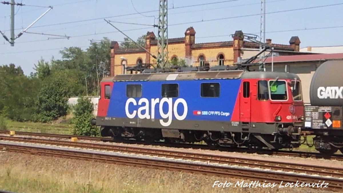 421 XXX mit einem Gterzug beim Halten im Bahnhof Delitzsch unt Bf am 2.8.15