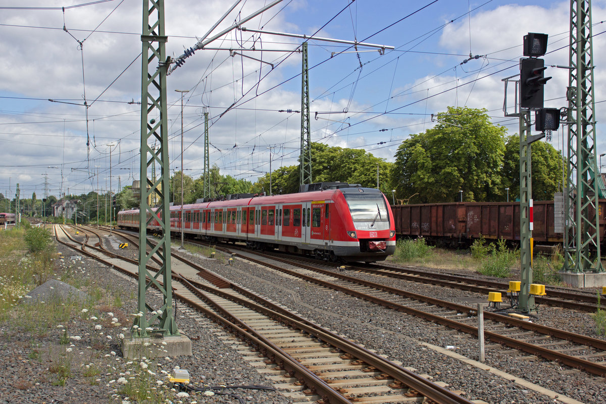 422 079 und 080 erreichen am 13.07.2017 als S1 Solingen Hbf.