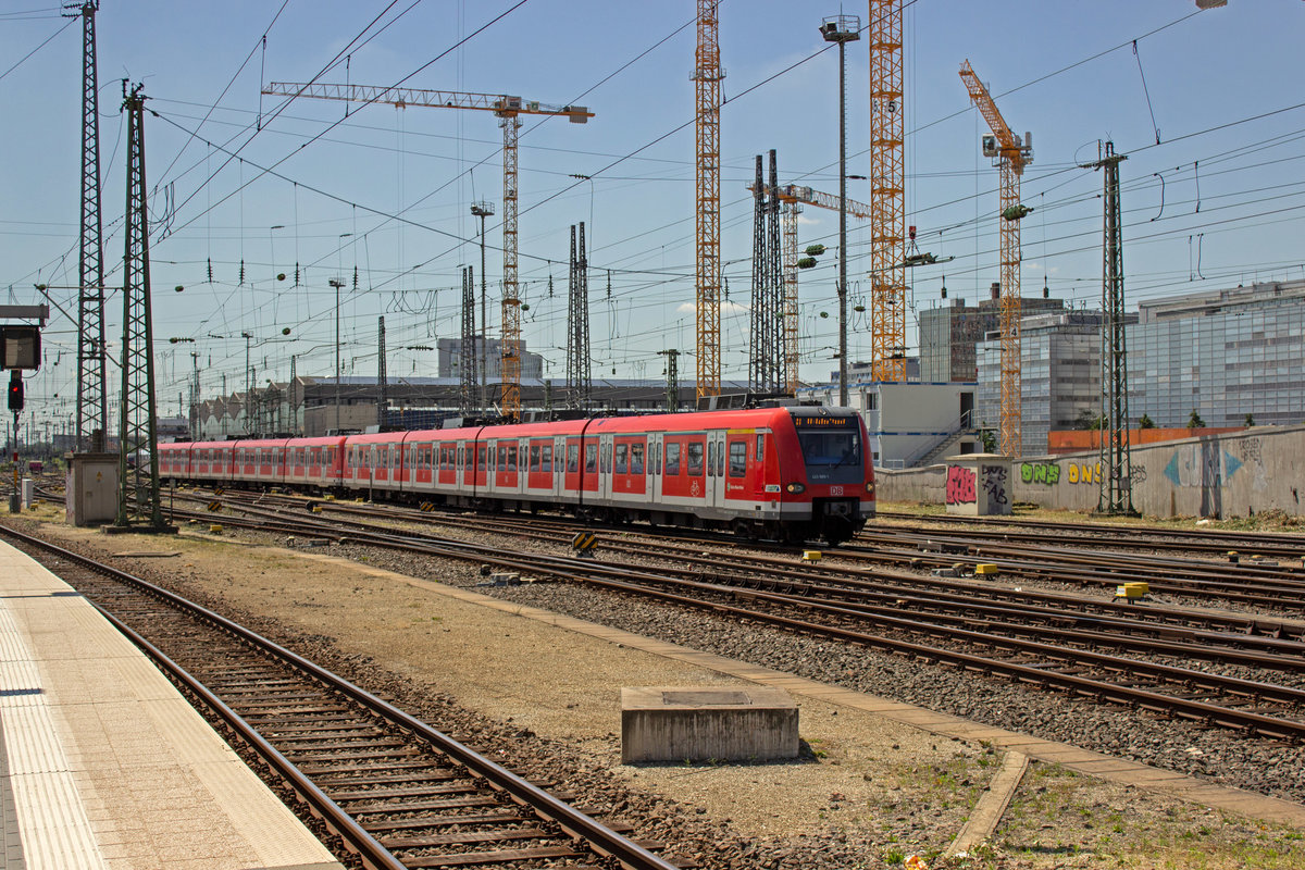 423 409 und 423 433 pendelten am 20.06.18 zwischen Frankfurt Hbf und dem Flughafen, hier bei der Einfahrt in den Hauptbahnhof.