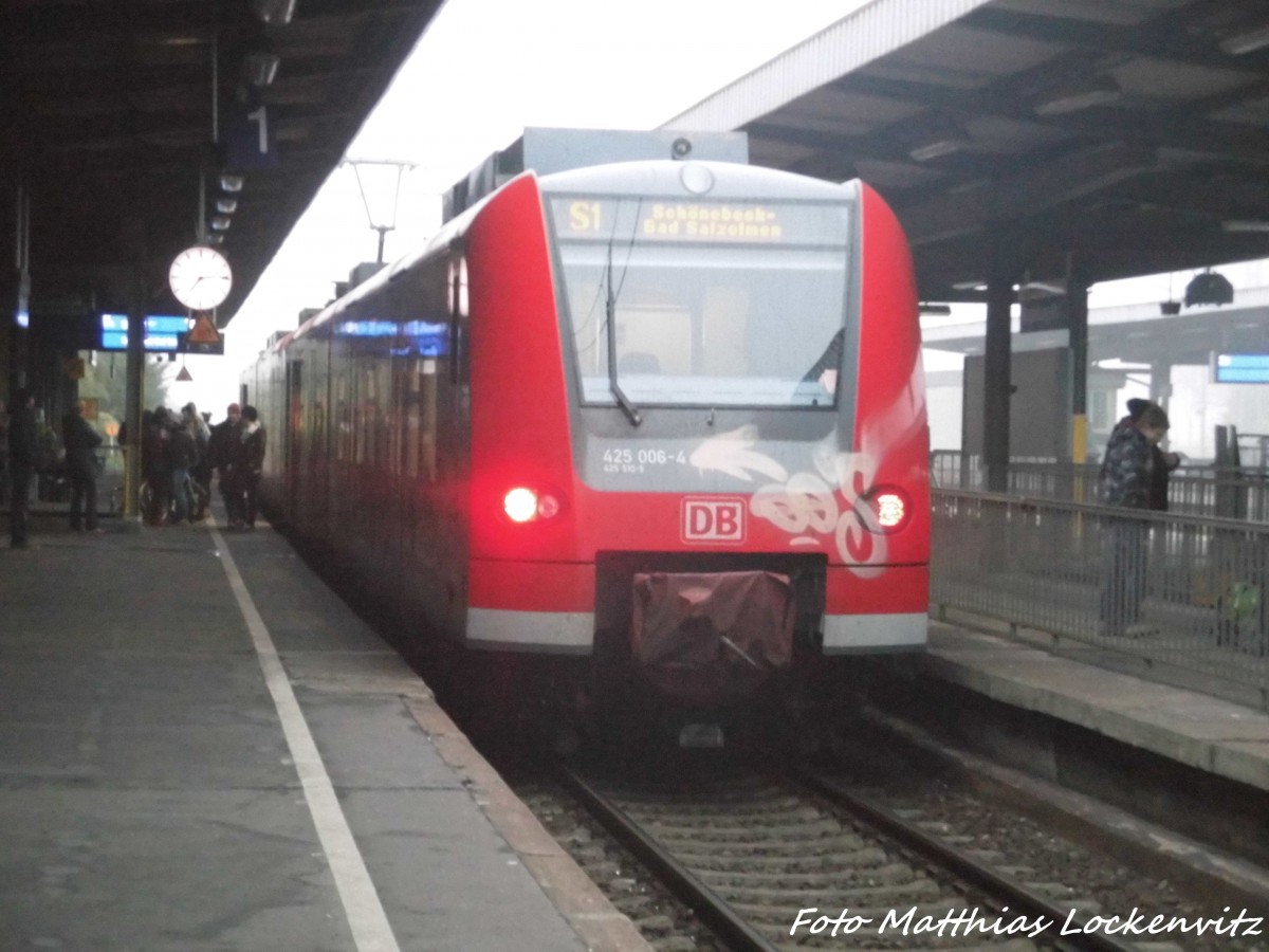 425 006-4 (425 510) als S1 mit ziel Schnebeck-Bad Salzelmen im Magdeburger Hbf am 30.10.15