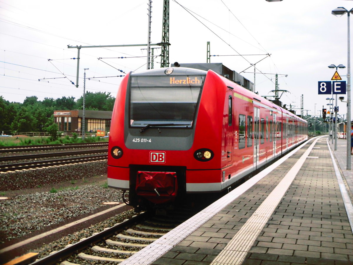 425 011 bei der Einfahrt in den Magdeburger Hbf am 1.6.18