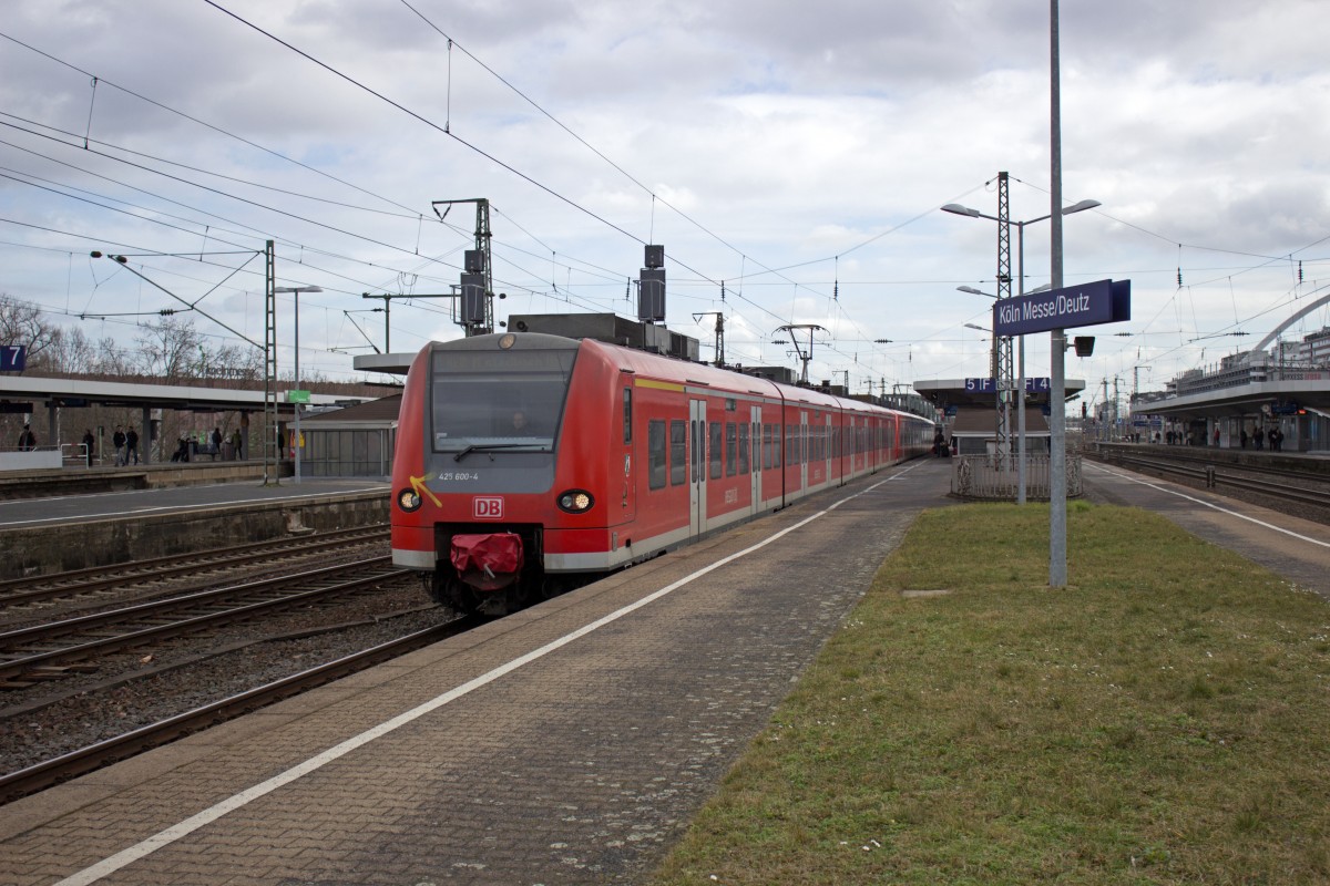 425 100 und 103 verlassen Köln Deutz, wo das Wetter am späten Vormittag des 25.02.15 innerhalb weniger Minuten von strahlendem Sonnenschein zu geschlossener Wolkendecke wechselte.